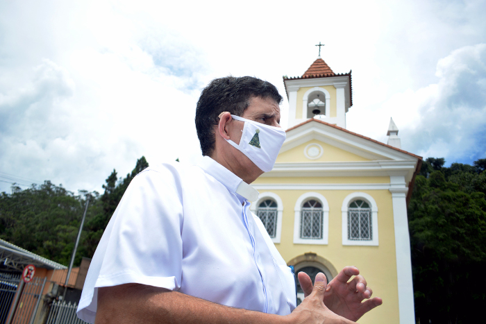 Padre Leão diante da capela recuperada (Fotos: Henrique Pinheiro)