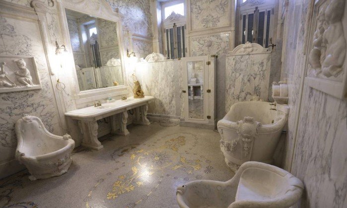 Um dos banheiros do Palácio Laranjeiras, todo em mármore de carrara (Fotos: O Globo)