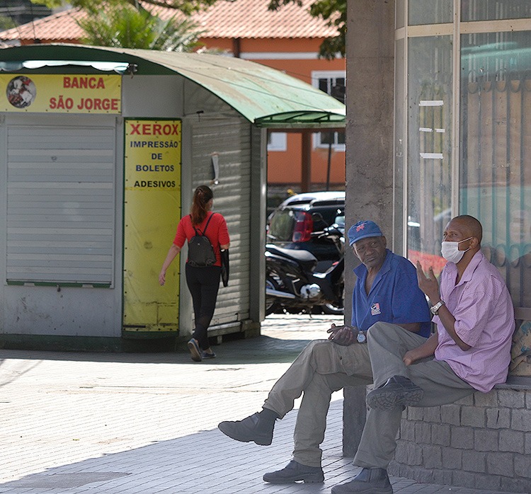 Idosos conversam na rua, com até banca fechada (Fotos: Henrique Pinheiro e Adriana Oliveira)