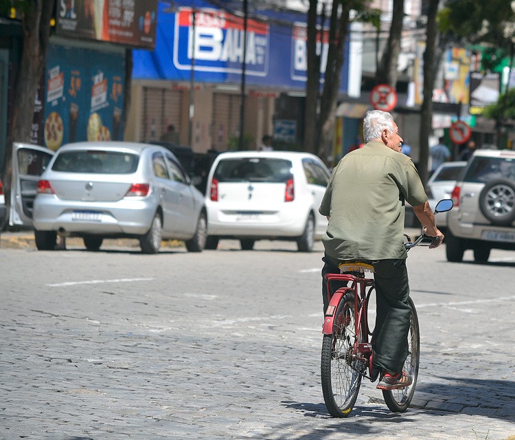Idoso anda de bicicleta pelas ruas de Friburgo (Foto: Henrique Pinheiro)