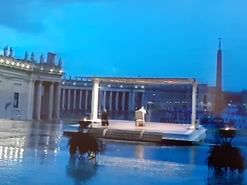 A celebração no atrium da Basílica de São Pedro, sob chuva (Reprodução da TV)