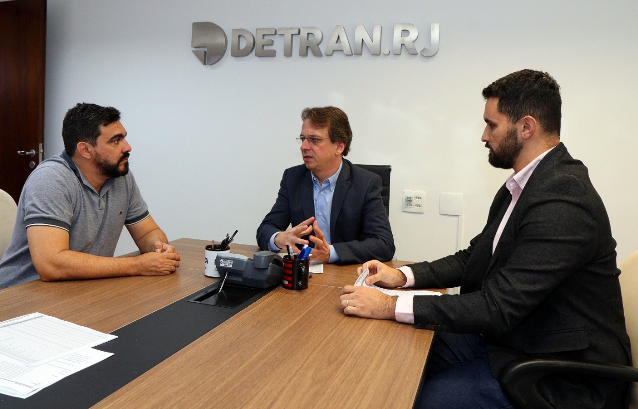 A parceria do Detran com o Sindicato das Autoescolas foi firmada nesta semana no Rio (Divulgação)