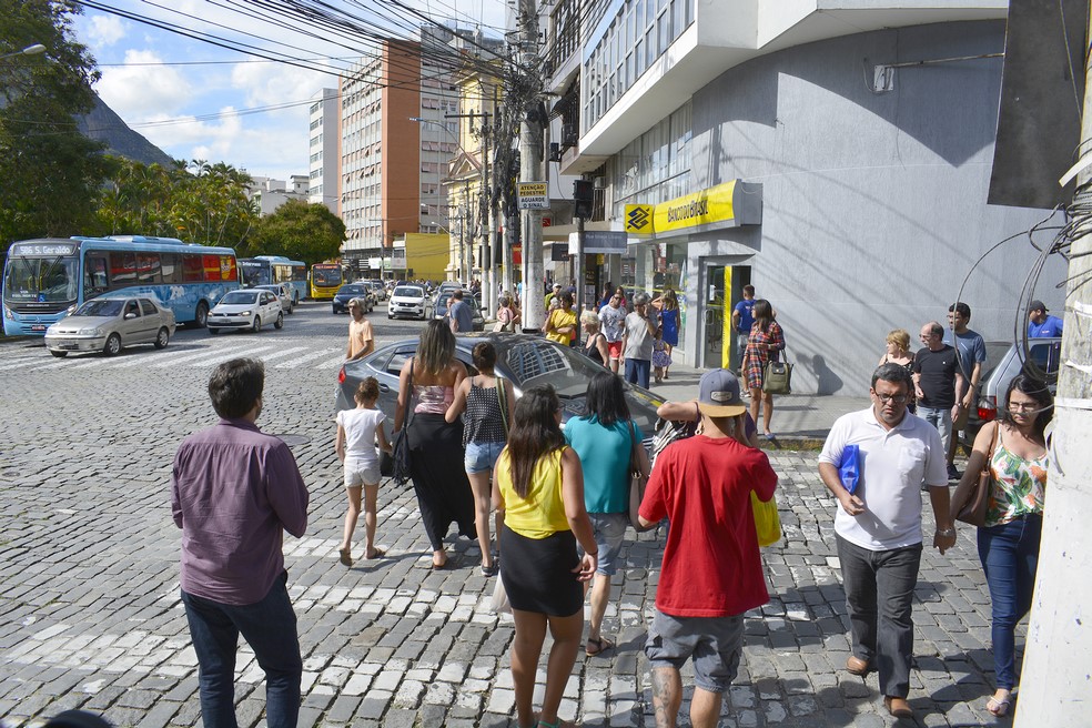 Pedestres na rua em Nova Friburgo (Arquivo AVS/ Henrique Pinheiro)