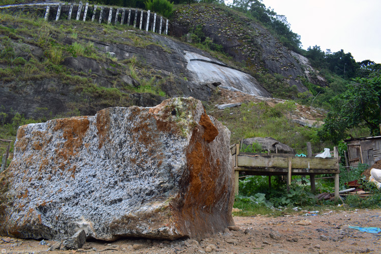 O enorme bloco de pedra que se desprendeu do alto da encosta do Três Irmãos (Fotos: Henrique Pinheiro)