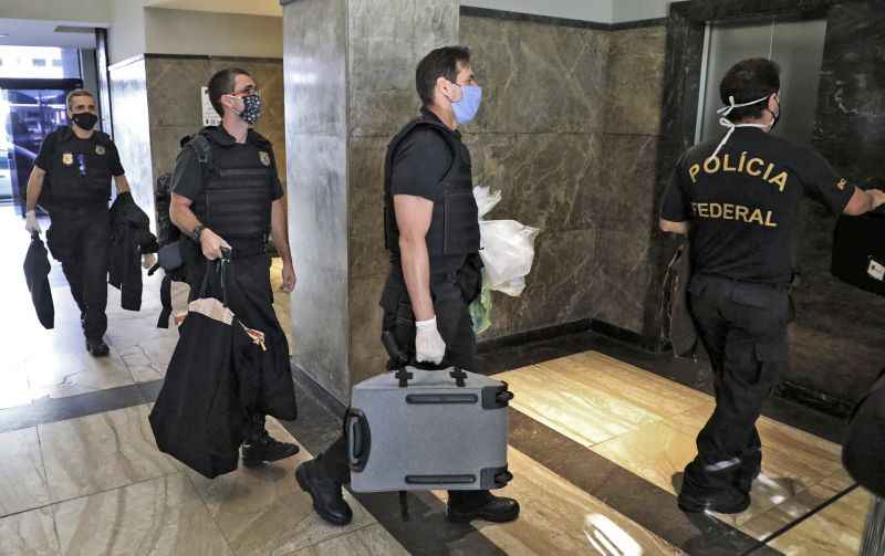 Os agentes da PF com malas cheias de documentos (Foto: Correio Braziliense)