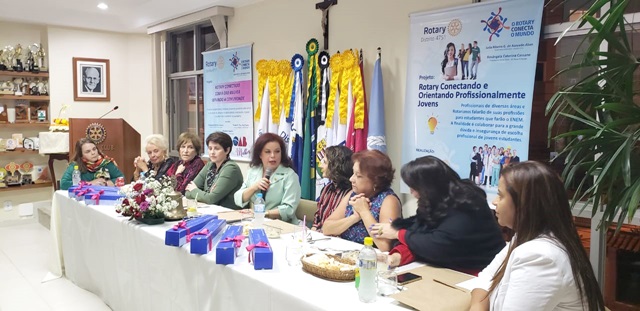 Na cerimônia, a presidente do Rotary Nova Friburgo, Rosângela Cassano (ao microfone) enalteceu a dedicação das mulheres destaques da imprensa  (Divulgação)