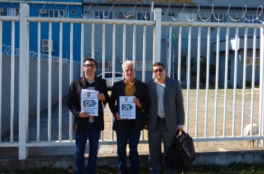 Os vereadores Johnny Maycon, Zezinho e Pierre na sede da PF com os volumes do relatório da CPI nas mãos (Arquivo AVS)