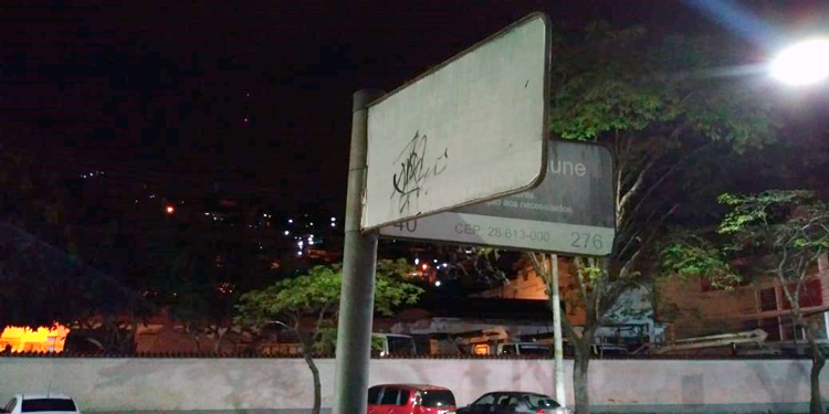 O estado da placa na esquina da Avenida Alberto Braune com a Rua Comandante Ribeiro de Barros (foto de leitor)