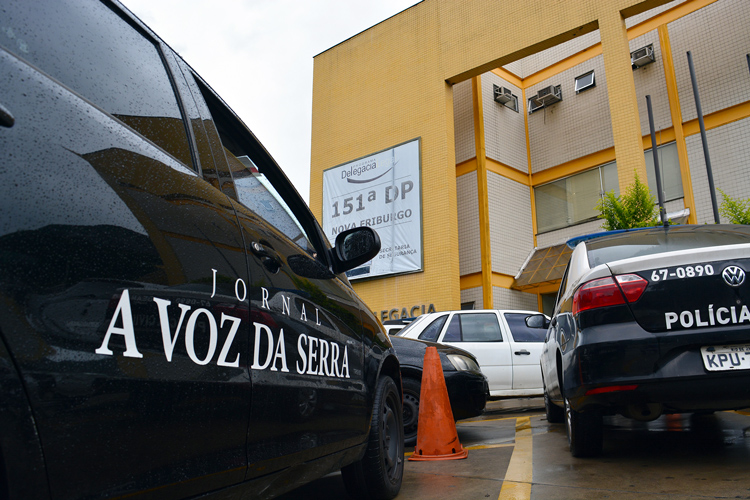 Mulher é presa por associação ao tráfico e abandono de incapaz 