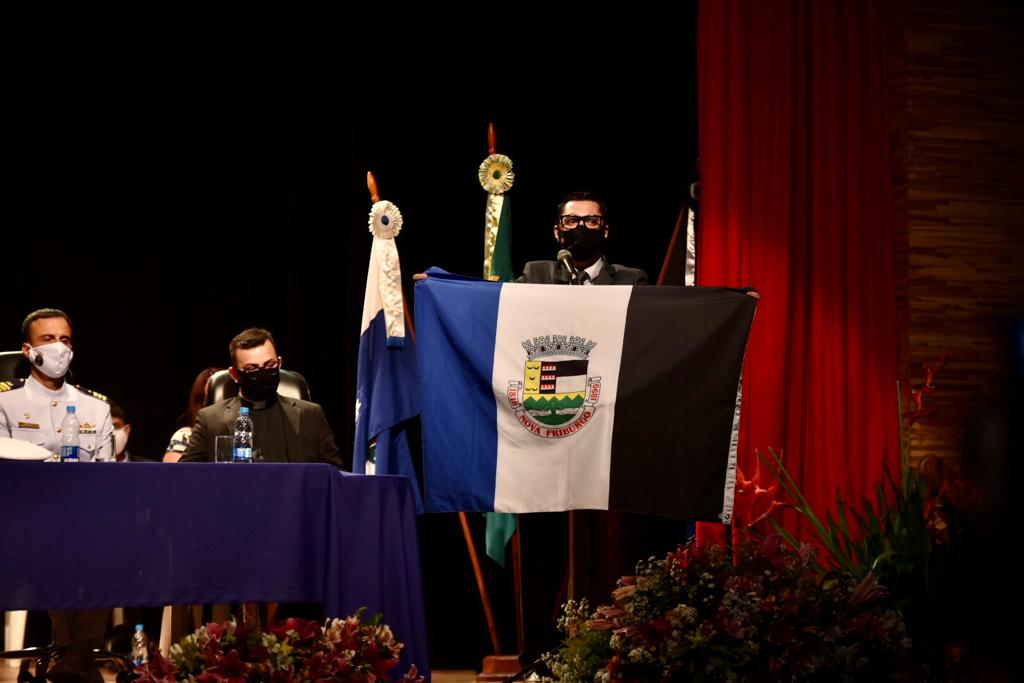 Johnny Maycon empunha a bandeira de Nova Friburgo, ao ser empossado como prefeito (Fotos: Osvaldo Enoc)
