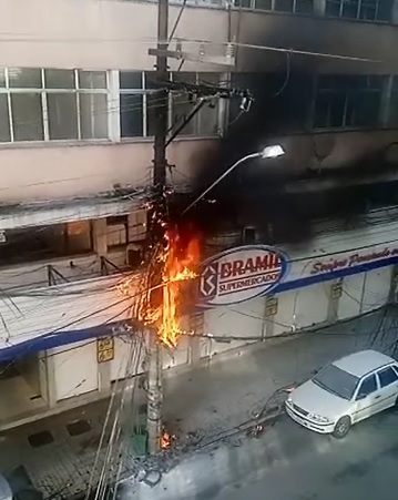O fogo no poste em Olaria (Reprodução de vídeo)