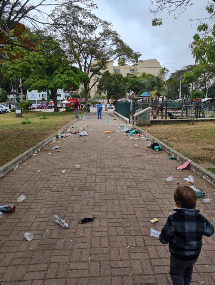 O lixo deixado na Praça do Suspiro
