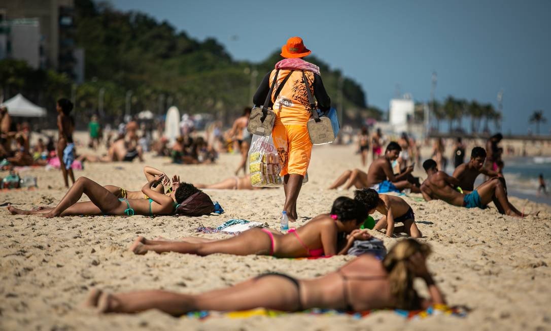 Banhistas nas praias da Zona Sul neste fim de semana, ignorando proibição (Foto: Hermes de Paula/ O Globo)