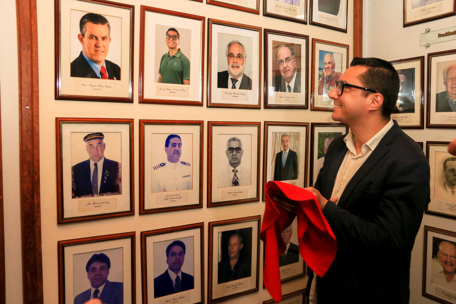 O prefeito Johnny Maycon tornou-se sócio benemérito e ganhou quadro com sua foto na galeria (Fotos: Divulgação)