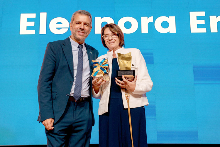 Eleonora Erthal recebeu a premiação de Empreendedora do Ano das mãos de Roosevelt Concy,presidente da Acianf (Foto: Thalles Kadett)