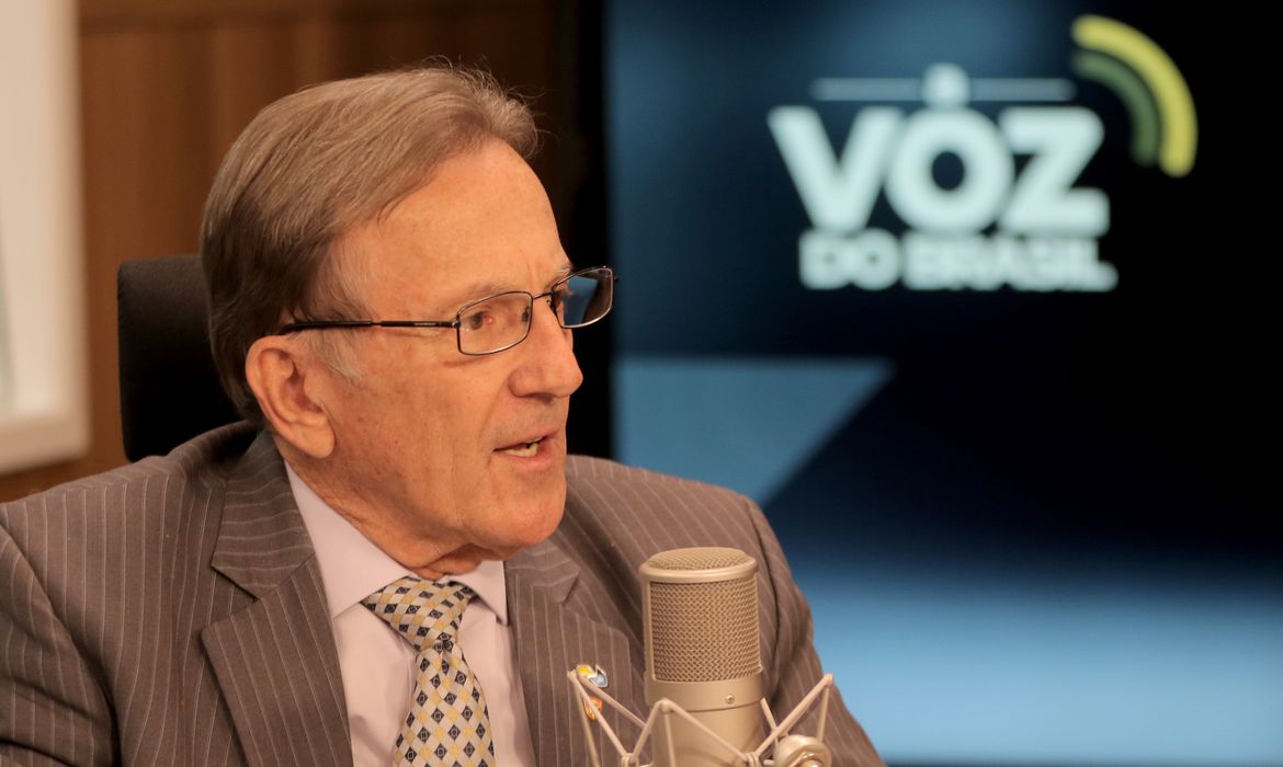 Floriano Peixoto anunciou a reposição da inflação nos salários dos funcionários em entrevista ao programa de rádio A Voz do Brasil (Foto: Wilson Dias/Agência Brasil)