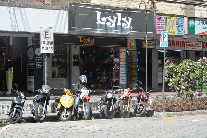 Em frente a duas farmácias, vagas só para motos e parada de carro de aplicativo (Fotos: Henrique Pinheiro e Adriana Oliveira)