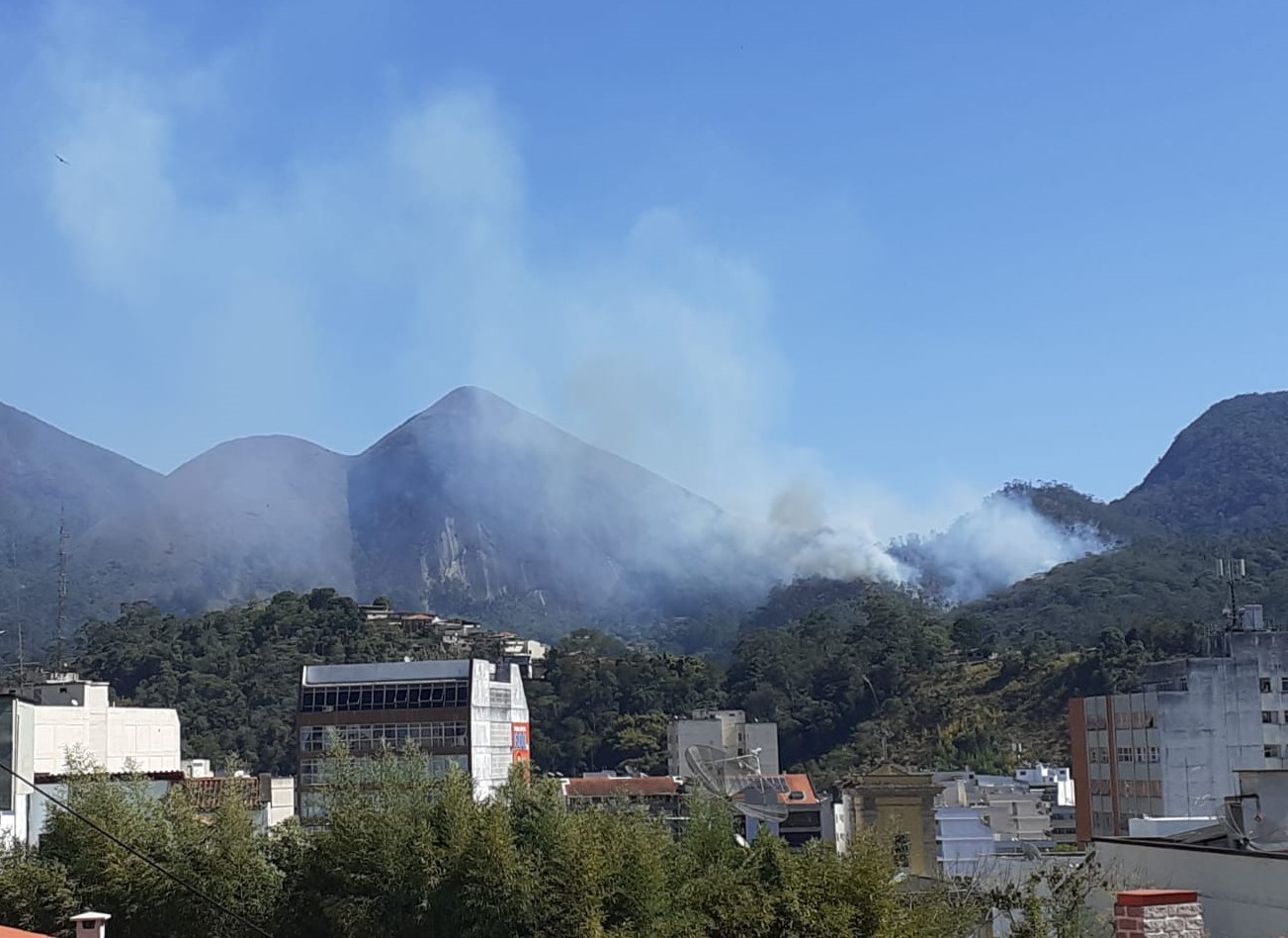 Mata pega fogo perto em Nova Friburgo: cena comum nesta época (Foto: Adriana Oliveira)