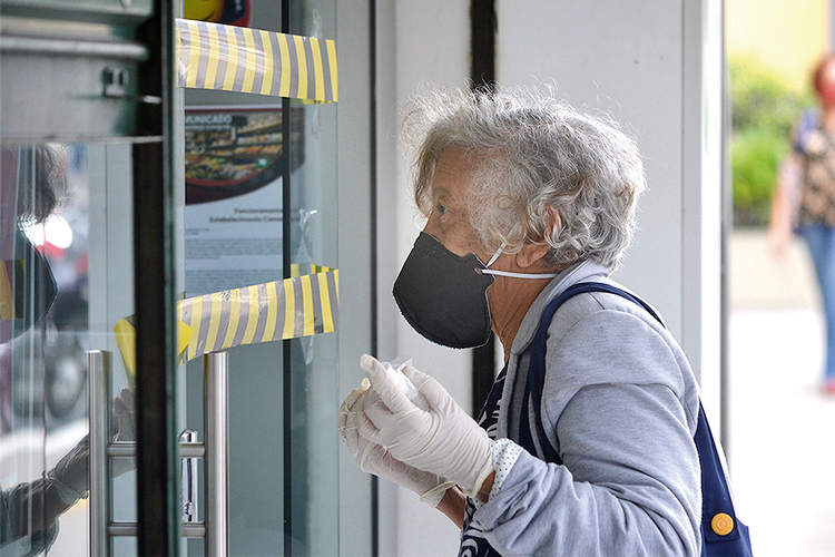 Idosa com máscara em Friburgo: quase 20 mil têm mais de 70 anos (Arquivo AVS/ Henrique Pinheiro)