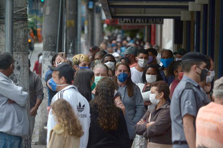 Movimento nas ruas de Friburgo em plena pandemia (Foto: Henrique Pinheiro)