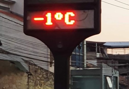 O termômetro do Paissandu marcando 1 grau negativo de manhã cedo (Reprodução da web)
