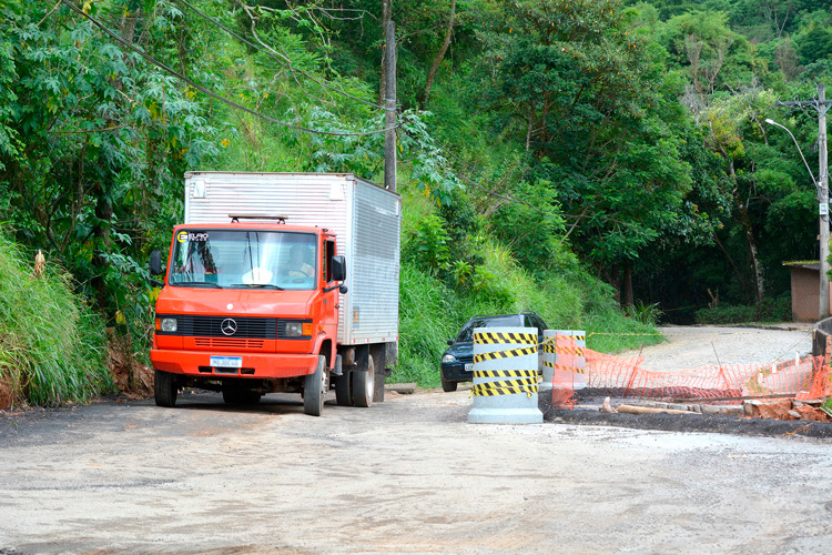 A cratera na estrada Velha de Amparo (Fotos: Henrique Pinheiro)