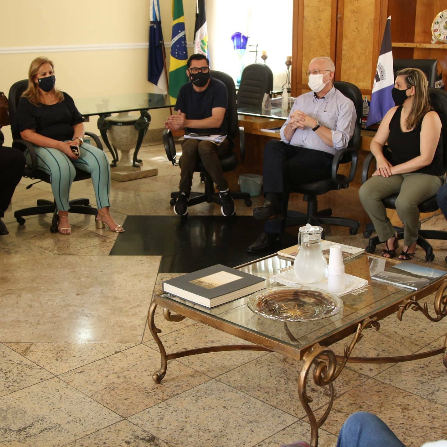 A reunião presencial do prefeito com representantes da frente empresarial (Divulgação)