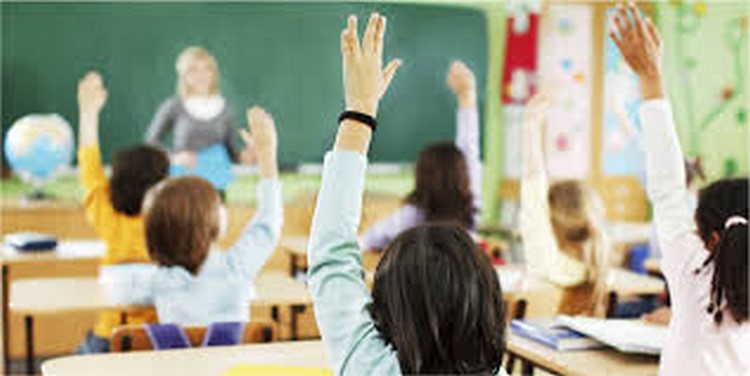 Decreto torna escola serviço essencial e resolução regulamenta número de alunos