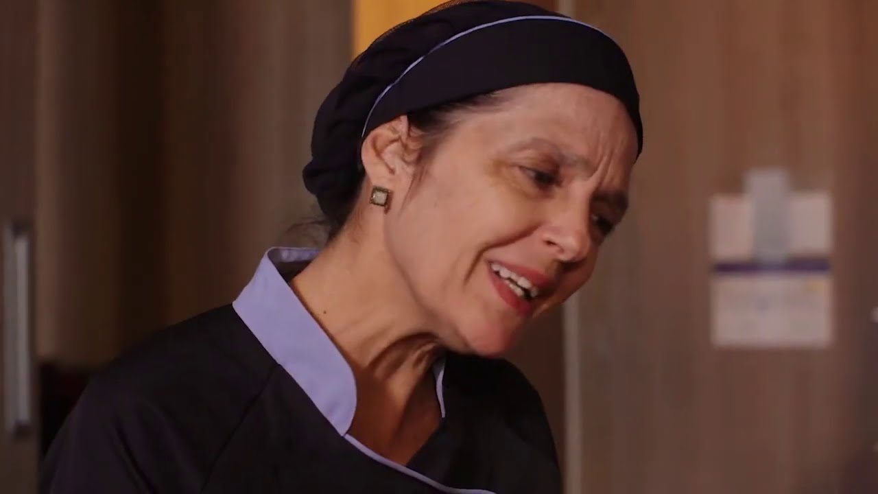 Marcia Savino interpreta a camareira Lurdinha