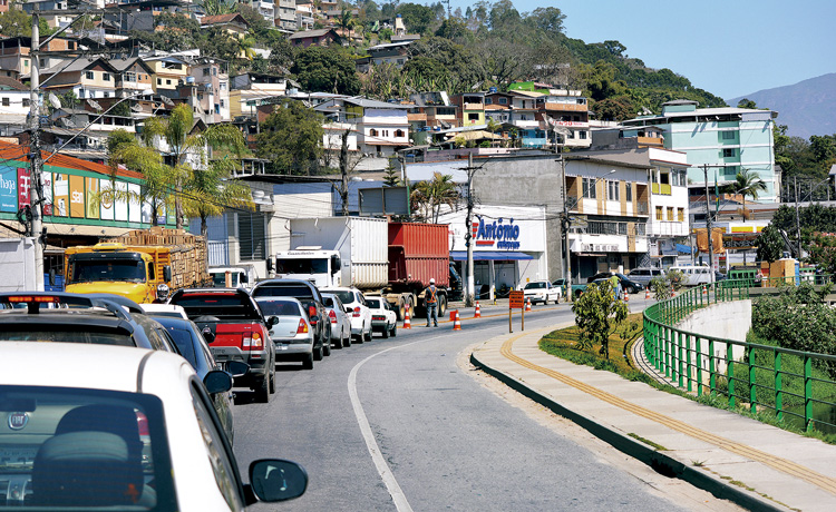 Trânsito em Nova Friburgo (Foto: Henrique Pinheiro)