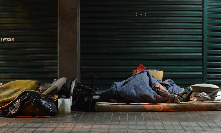 Pessoas dormindo na rua em Friburgo (Arquivo AVS/ Henrique Pinheiro)
