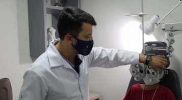 Os exames de vista nos estudantes foram realizados na clínica oftalmológica parceira do projeto  (Divulgação)
