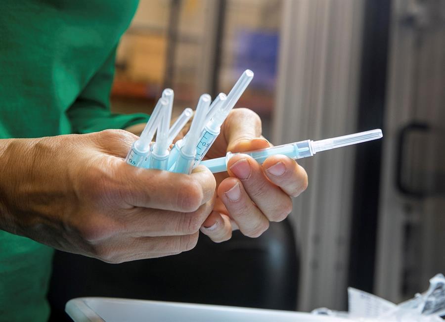 Estado começa a distribuir neste sábado seringas para vacinação contra Covid