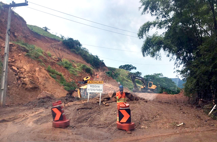 Operários trabalham junto à encosta que desabou na Serramar em abril passado (Fotos exclusivas de A VOZ DA SERRA)