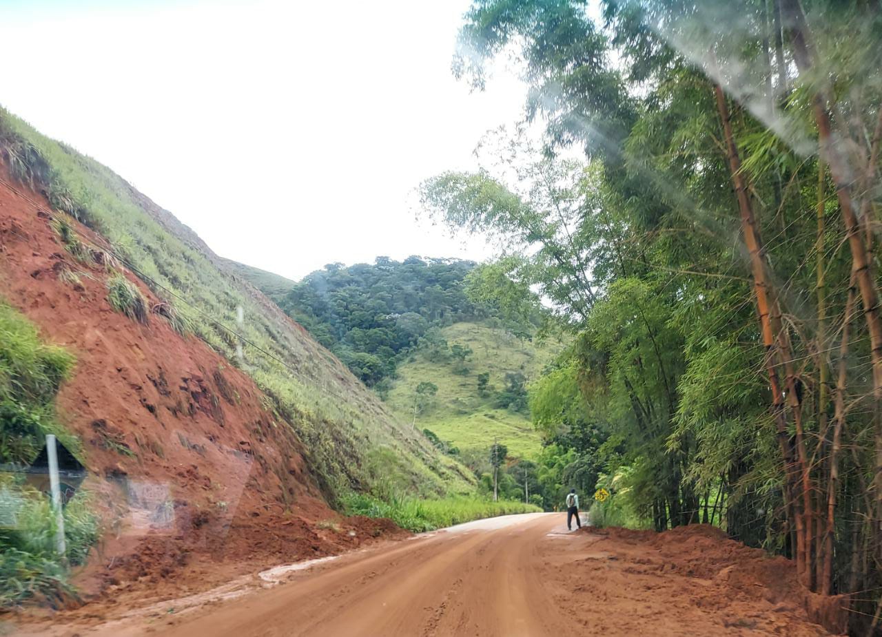 A Estrada Serramar desbloqueada, mas ainda com muita lama (Fotos de leitores)