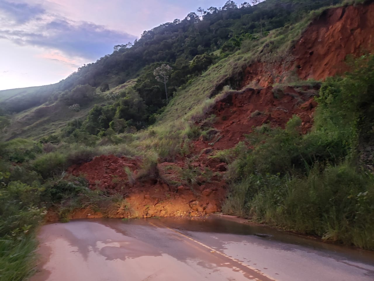 A barreira bloqueando as suas pistas da Serramar (Foto de leitor) 