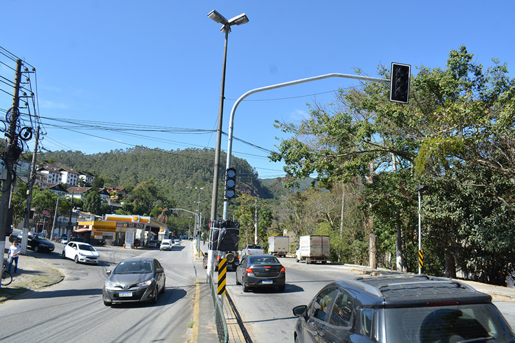 Os novos radar e sinal na avenida, na entrada do Catarcione (Foto: Henrique Pinheiro)