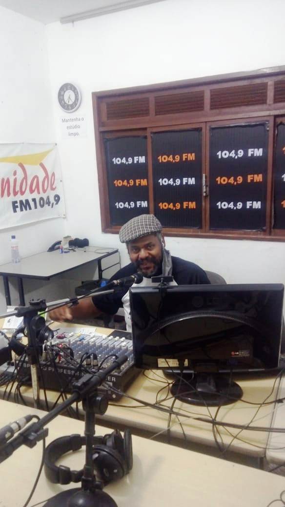 O radialista JF é o apresentador do programa que vai ao ar todas as sextas às 18h na Comunidade FM Friburgo