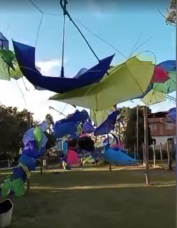 As sombrinhas destruídas (Reprodução de vídeo de Luiz Claudio Rosa)