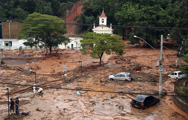 O Suspiro coberto de lama em 2011 (Arquivo AVS/ O Globo)