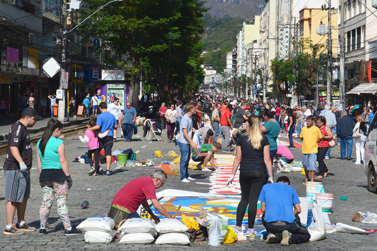 A confecção de tapetes de sal levou multidão às ruas no ano passado (Arquivo AVS/ Henrique Pinheiro)