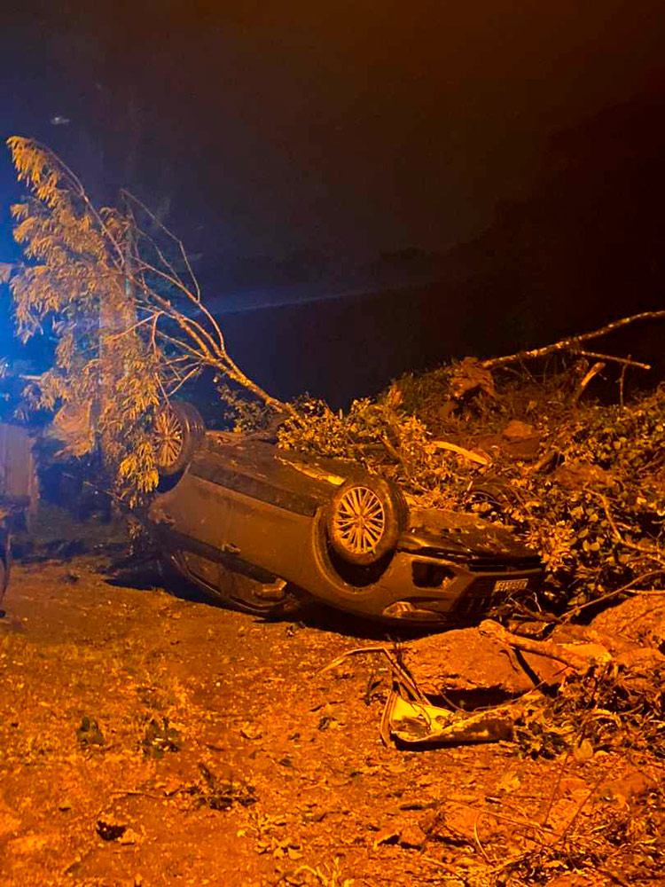 Carro atingido pela queda de barreira em Teresópolis, na noite desta segunda (Reprodução da web)