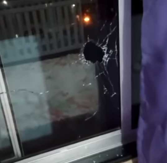 Buraco de bala em janela após o confronto (Reprodução da web)