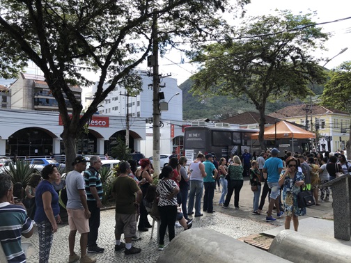 A fila na Praça Dermeval em busca da vacina (Fotos: Thiago Lima)