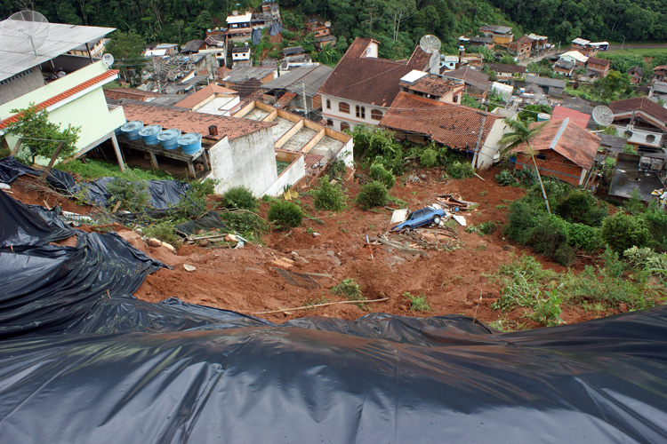 Desabamento de encosta no Catarcione em 2011 (Arquivo AVS)