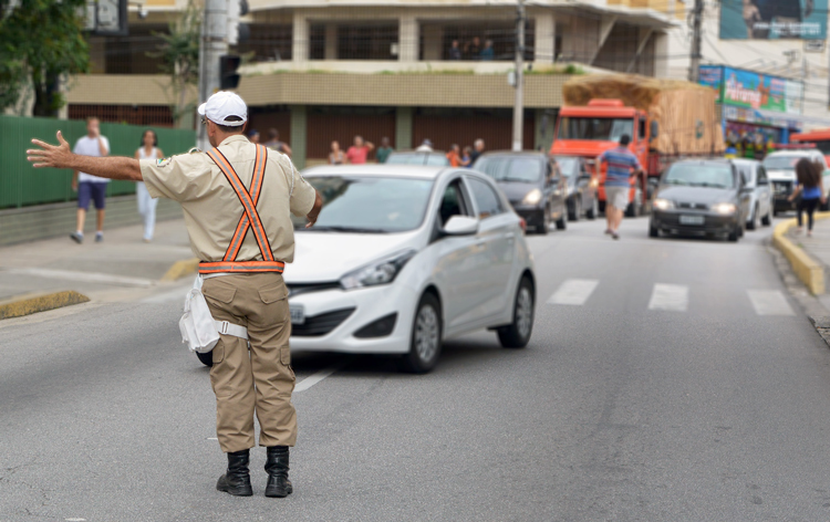 Agente de trânsito em ação em Friburgo: presunção de fé pública (Foto: Henrique Pinheiro)