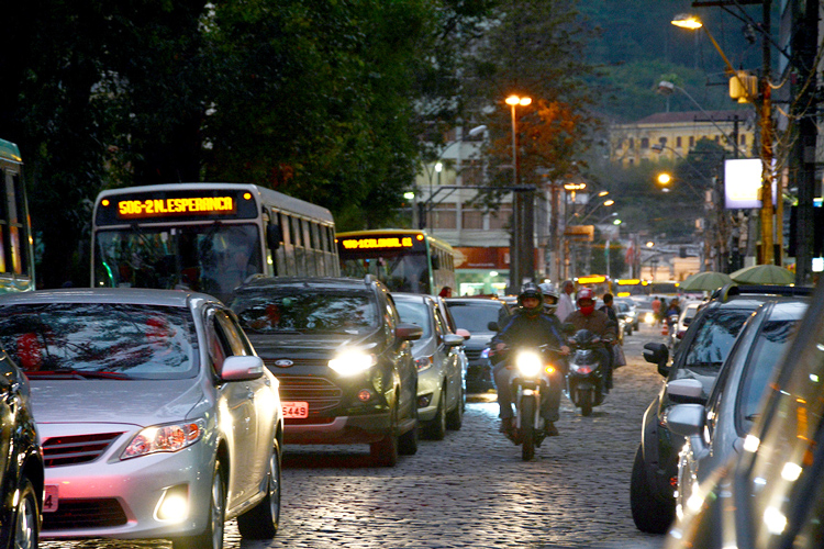 Trânsito de veículos em Friburgo (Arquivo AVS/ Henrique Pinheiro)