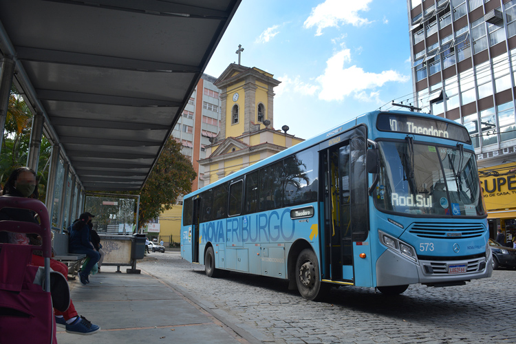 Ônibus em circulação em Friburgo (Foto: Henrique Pinheiro)