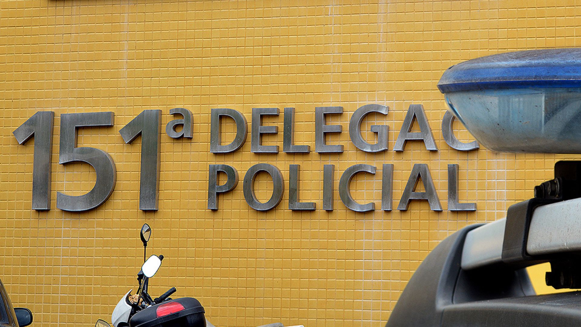 Homem foi preso enquanto estava com um carro roubado