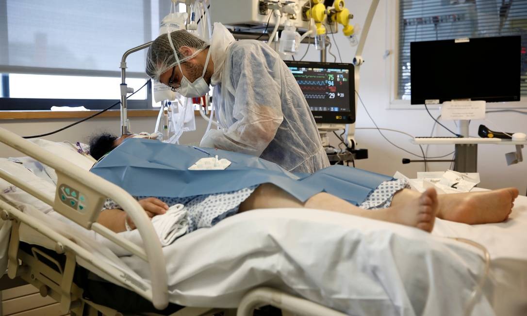 Paciente com coronavírus recebe tratamento intensivo em hospital de Paris (Foto: Benoit Tessier / REUTERS)